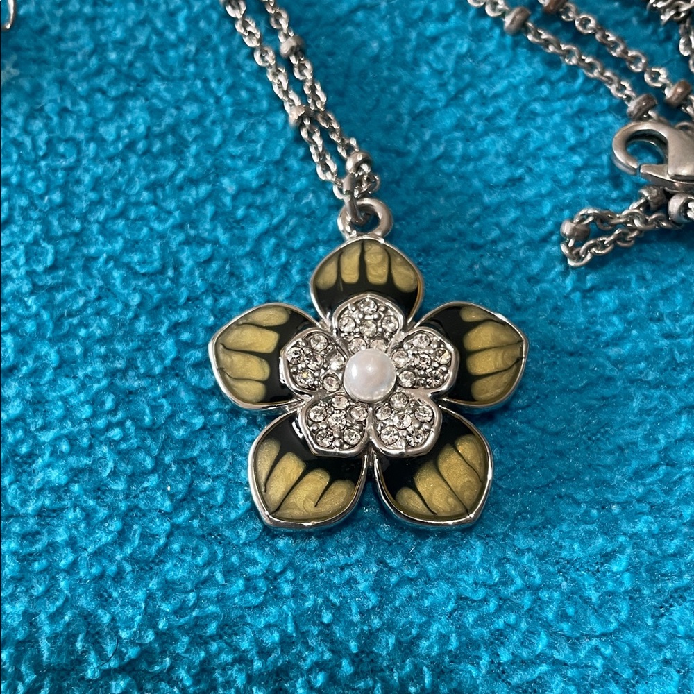 Lia Sophia Flower Pendant Necklace. The Chain is tarnished but pendant is EUC